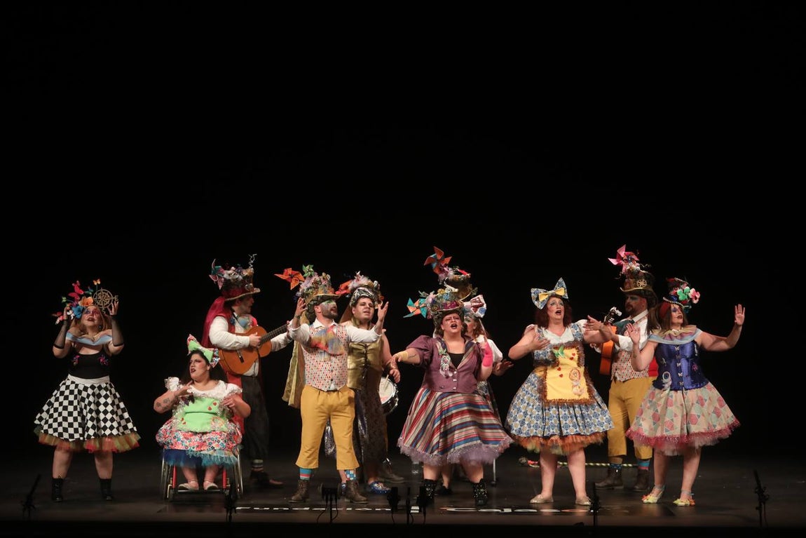 Fotos: Comparsa &#039;Bendita locura&#039; en el COAC 2022. Carnaval de Cádiz