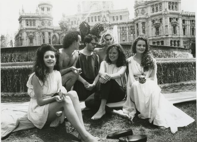 En los preparativos. Madrid, 11/06/1987. Ouka Leele en la Plaza de Cibeles de Madrid, donde escenificó un paisaje mitológico para inmortalizarlo con su cámara