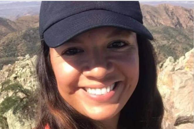 Eva Mireles (44 años). Era una de las profesoras que fue asesinada junto a sus alumnos. Casada con un policía y con una hija, llevaba 17 años dando clase en Uvalde. Al inicio de curso, daba la bienvenida a sus alumnos con un cariñoso mensaje en la plataforma de la escuela: «¡Bienvenidos a cuarto grado! ¡Tenemos un año maravilloso por delante! Somos una familia solidaria, divertida y amorosa. Me encanta correr, caminar, ¡y también puede que me veas andar en bicicleta!».