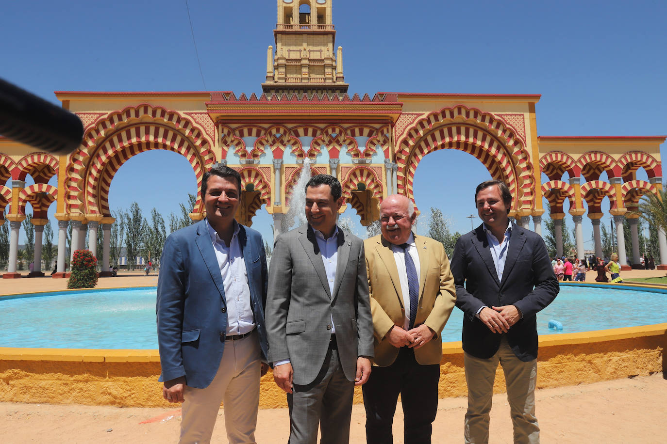 La visita del presidente de la Junta a la Feria, en imágenes