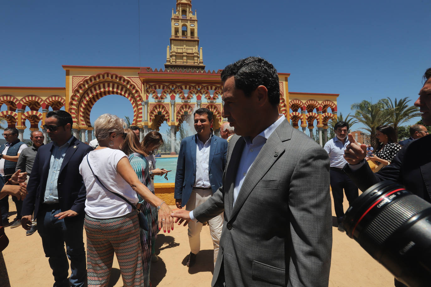 La visita del presidente de la Junta a la Feria, en imágenes