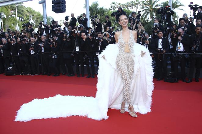 Leonie Hanne en la alfombra roja del Festival de Cannes. La influencer deslumbró con un estilismo obra de la firma Georges Hobeika.