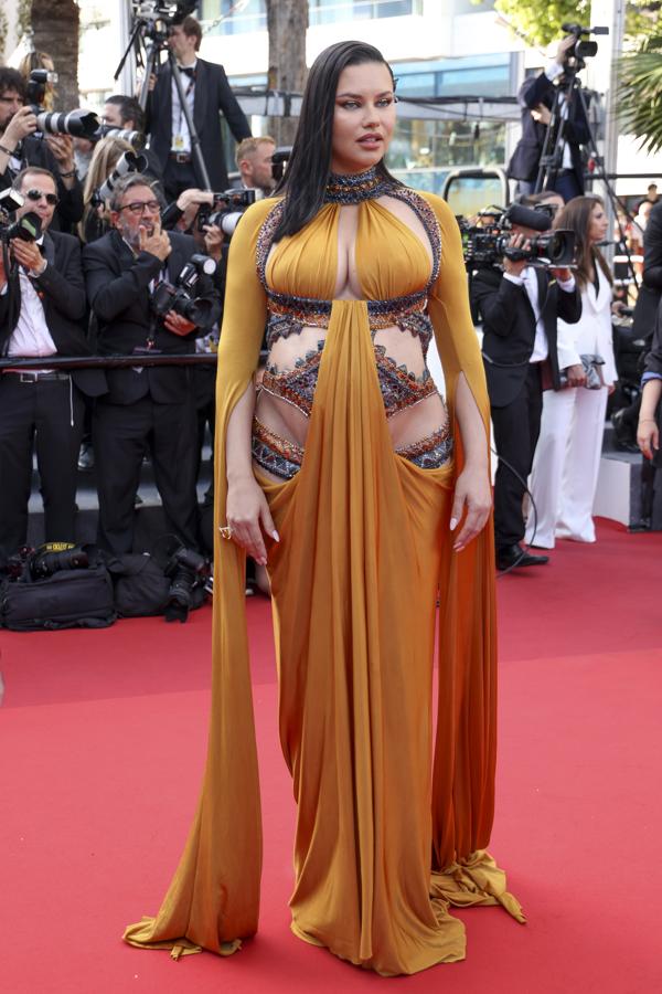 Adriana Lima en la alfombra roja del Festival de Cannes. La modelo volvió a presumir de embarazo, en esta ocasión con un llamativo diseño amarillo con distintas aberturas.