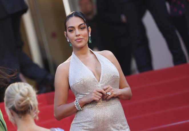 Georgina Rodríguez en la alfombra roja del Festival de Cannes. La famosa, que ha sido recientemente mamá, ha reaparecido tras un tiempo retirada del foco público para asistir a la premier de 'Elvis'.