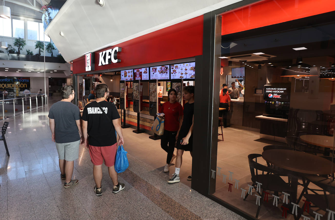 La inauguración del KFC en El Arcángel de Córdoba, en imágenes