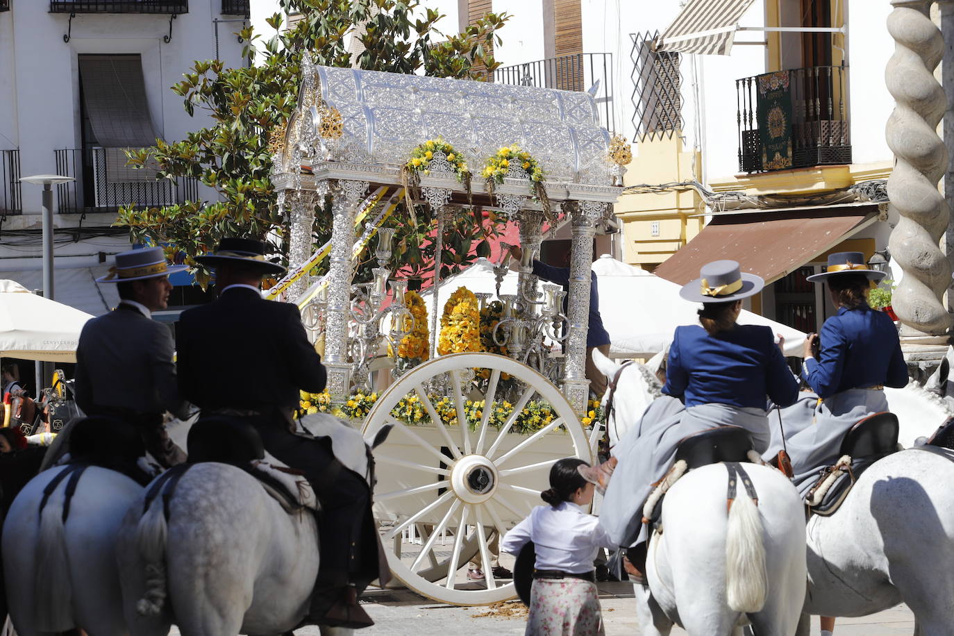 La belleza de la salida de la Hermandad del Rocío de Córdoba, en imágenes