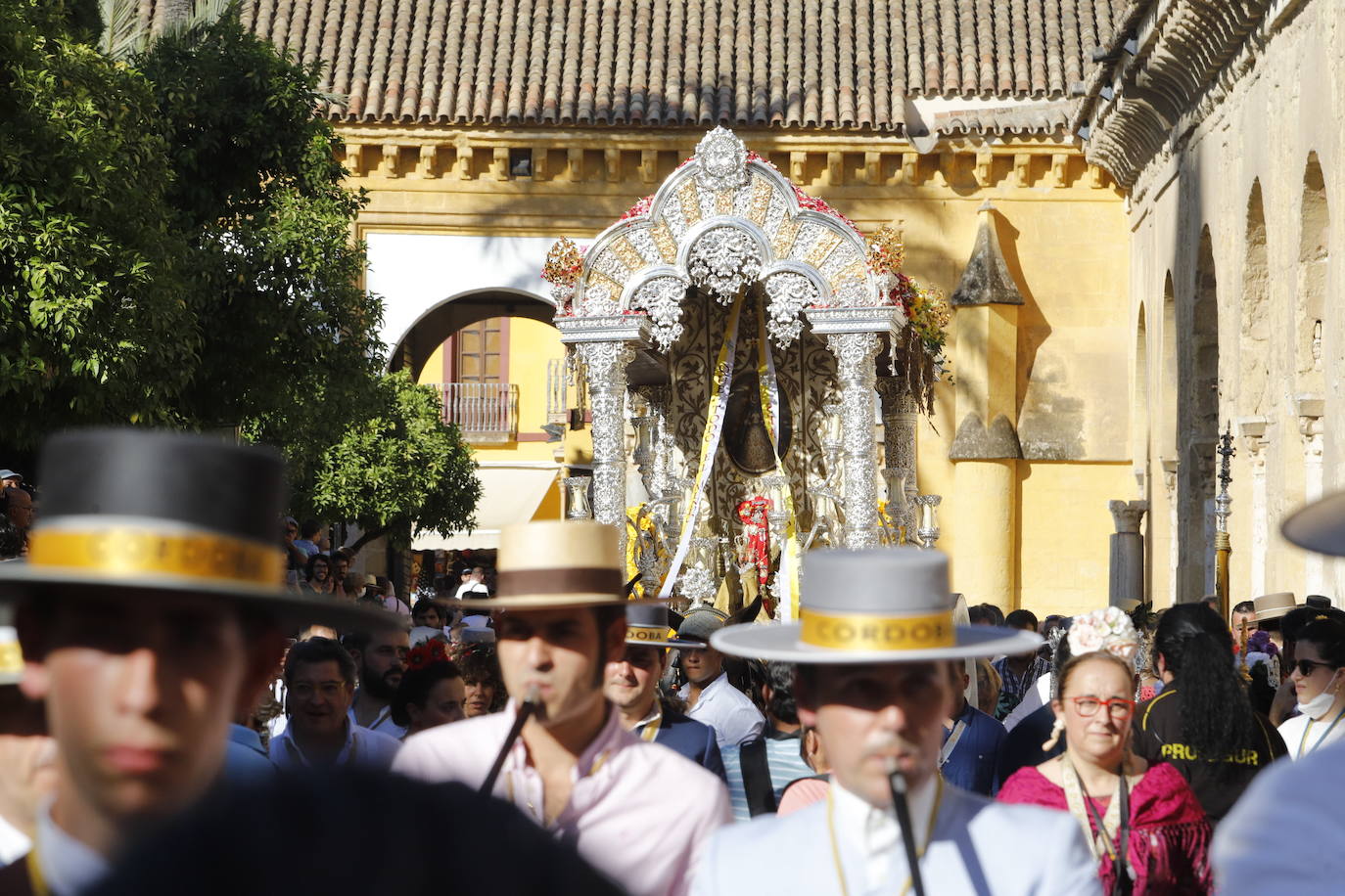 La belleza de la salida de la Hermandad del Rocío de Córdoba, en imágenes