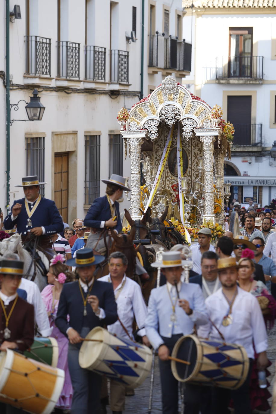 La belleza de la salida de la Hermandad del Rocío de Córdoba, en imágenes