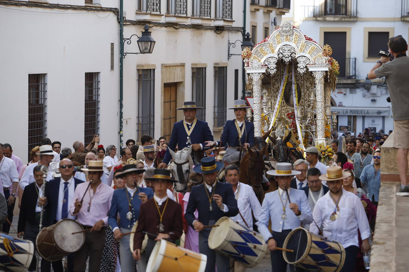 La belleza de la salida de la Hermandad del Rocío de Córdoba, en imágenes