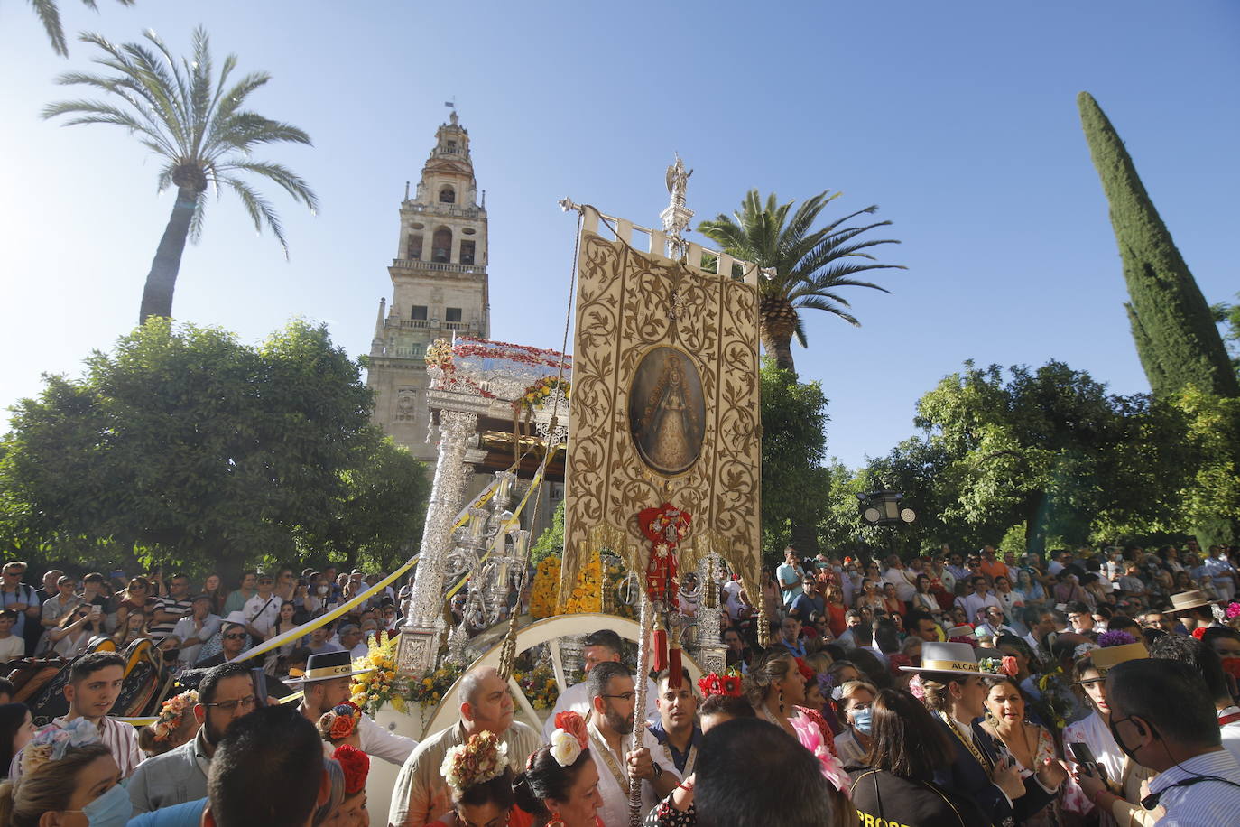 La belleza de la salida de la Hermandad del Rocío de Córdoba, en imágenes