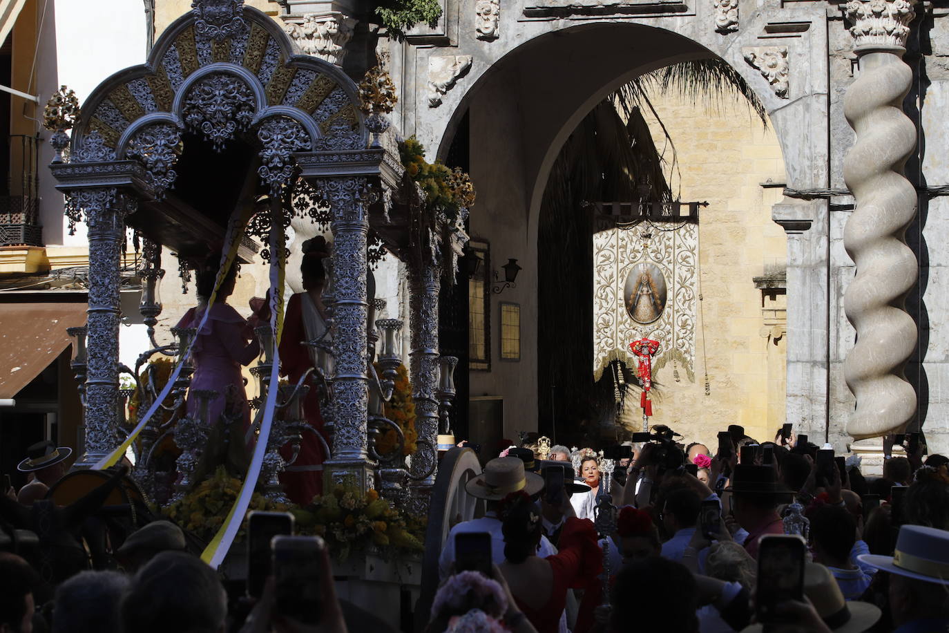 La belleza de la salida de la Hermandad del Rocío de Córdoba, en imágenes