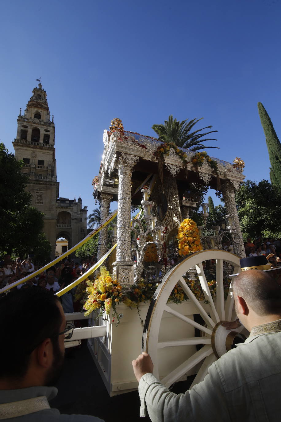 La belleza de la salida de la Hermandad del Rocío de Córdoba, en imágenes