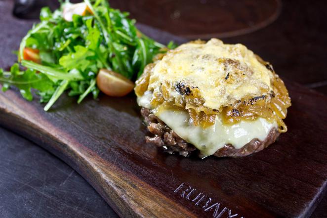 Rubaiyat. Este restaurante, que homenajea la tradición carnívora brasileña, se suma a la celebración del Día Internacional de la Hamburguesa con la 'Tropical Kobe Beef': carne a la parrilla, con cebolla caramelizada, tomate confitado, queso 'gruyere', rúcula y mayonesa de mostaza de Dijon. Tiene la peculiaridad de ser servida sin pan. Juan Ramón Jiménez, 37. Madrid.