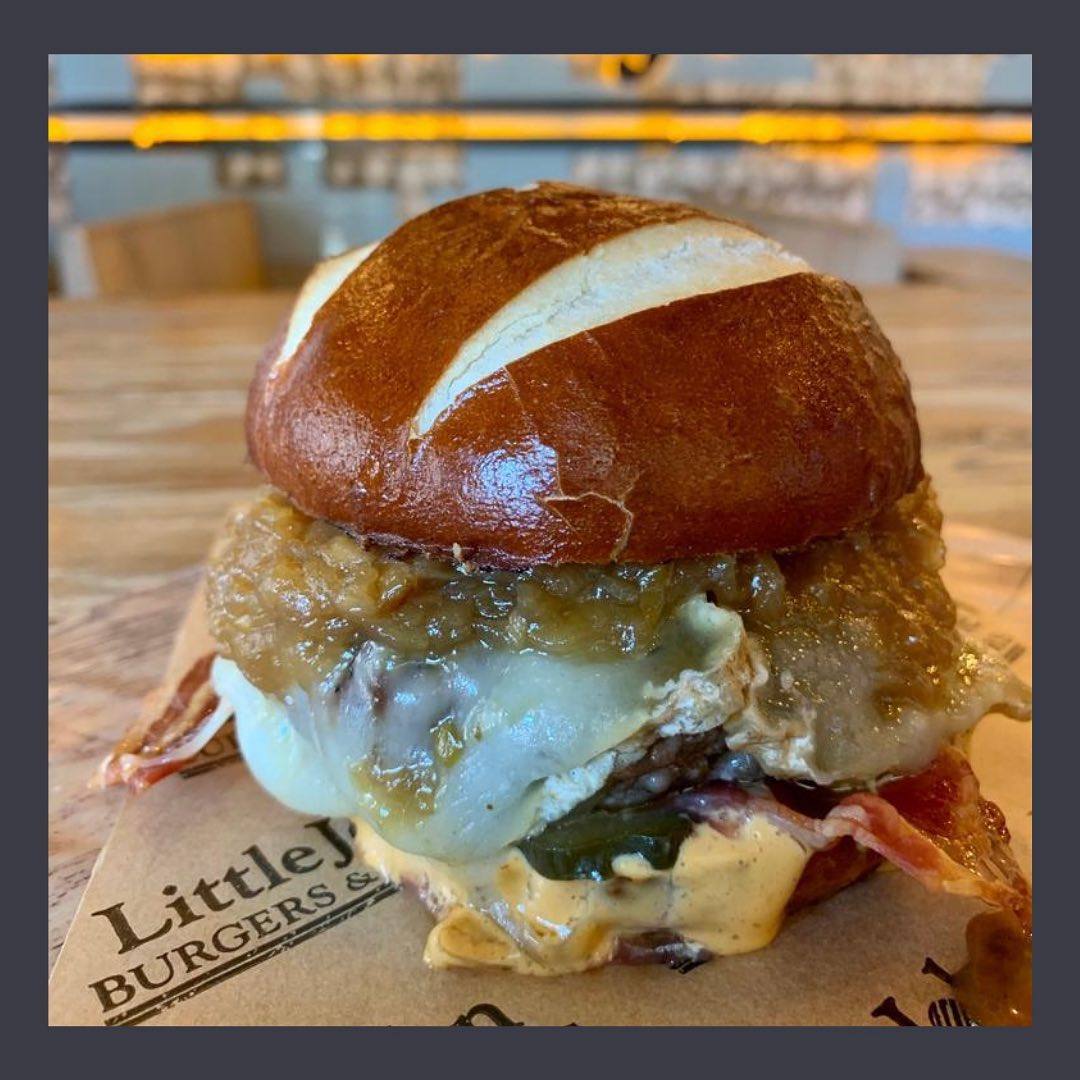 Little John Burger. Juan Ruiz Henestrosa, el director de sala de Aponiente y premio nacional de Gastronomía, deja la Alta Cocina para poner en marcha su negocio soñado, Little John, una hamburguesería en el centro de su ciudad natal, Rota. Antes pasó por la sala de Santceloni en Madrid. Así, los guiños a la alta restauración conviven en este espacio dedicado a las hamburguesas, con una carta de vino en la que no faltan una treintena de referencias que van rotando. La carne que emplean es Discarlux 100% de vaca Rubia Gallega, elaborada con cortes nobles (aguja, babilla, tapa y cadera) y falda madurada con 30 días. Plaza de la Cantera, 13. Rota, Cádiz.