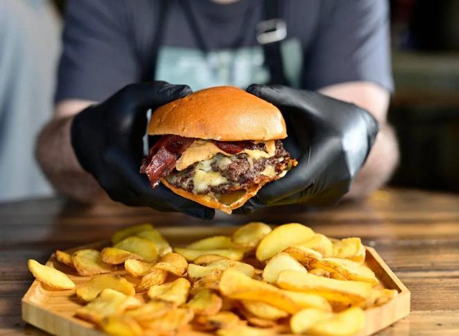 El Rancho de Santa África. En el popular barrio madrileño de Vallecas tiene en este espacio una suerte de templo hamburguesero. Su popularidad le ha llevado a participar en concursos como el Burger Combat de Salón Gourmets, en el que fue finalista de su última edición. Entre otras recetas, presume de elaborar grandes hamburguesas con piezas certificadas de raza Wagyu. Cañada del Santísimo, 11. Madrid.