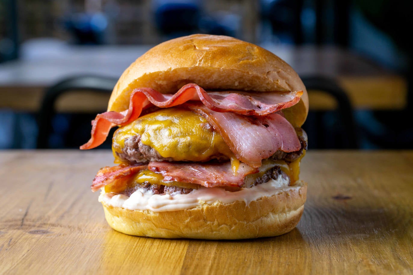 Frankie Burgers. Este restaurante de Madrid, con local en plena calle Ponzano, se ha convertido en un lugrar de peregrinación para los amantes de las hamburguesas. Sobre estas líneas, su 'Super Frankie Cheese Bacon', con doble ración de carne (250 gramos), doble de queso 'cheddar' y doble 'bacon', salsa Frankie y pan brioche. Ponzano, 46, Madrid.