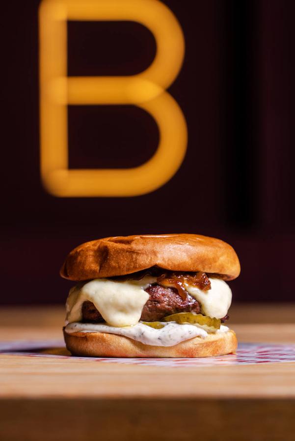 The New York Burger. Esta hamburguesería lleva 13 años en Madrid y ha logrado hacerse un hueco propio entre los amantes de este bocado rápido. Con motivo del Día Internacional de la Hamburguesa, la casa ha ofrecido a sus clientes diseñar una receta a través de sus redes sociales. La ganadora de esta iniciativa ha sido la MoMA: carne, queso 'raclette', alioli de ajos asados y romero. Locales en Madrid y Barcelona.