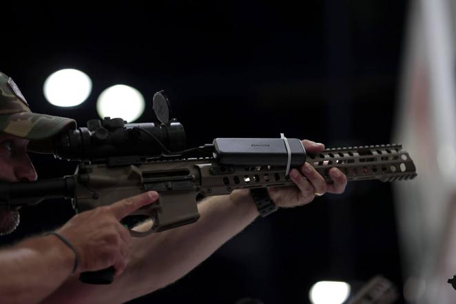 Un asistente de la Convención Nacional del Rifle prueba un rifle tipo Trijicon. El evento se celebra en Houston (Texas).