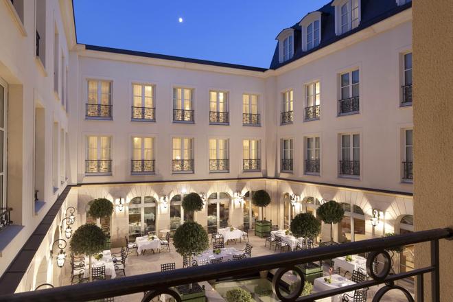 El exclusivo hotel del Real Madrid en París. El alojamiento posee un aire relajado y muy elegante, perfecto para descansar y desconectar.