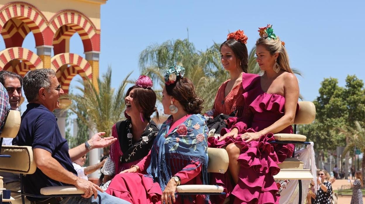 El divertido ambiente del viernes de Feria de Córdoba, en imágenes