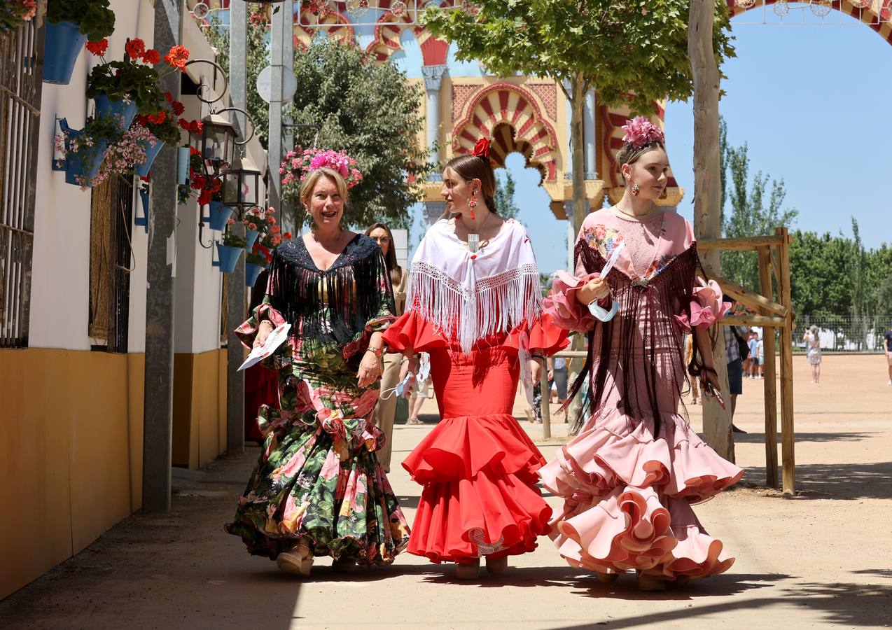 El divertido ambiente del viernes de Feria de Córdoba, en imágenes