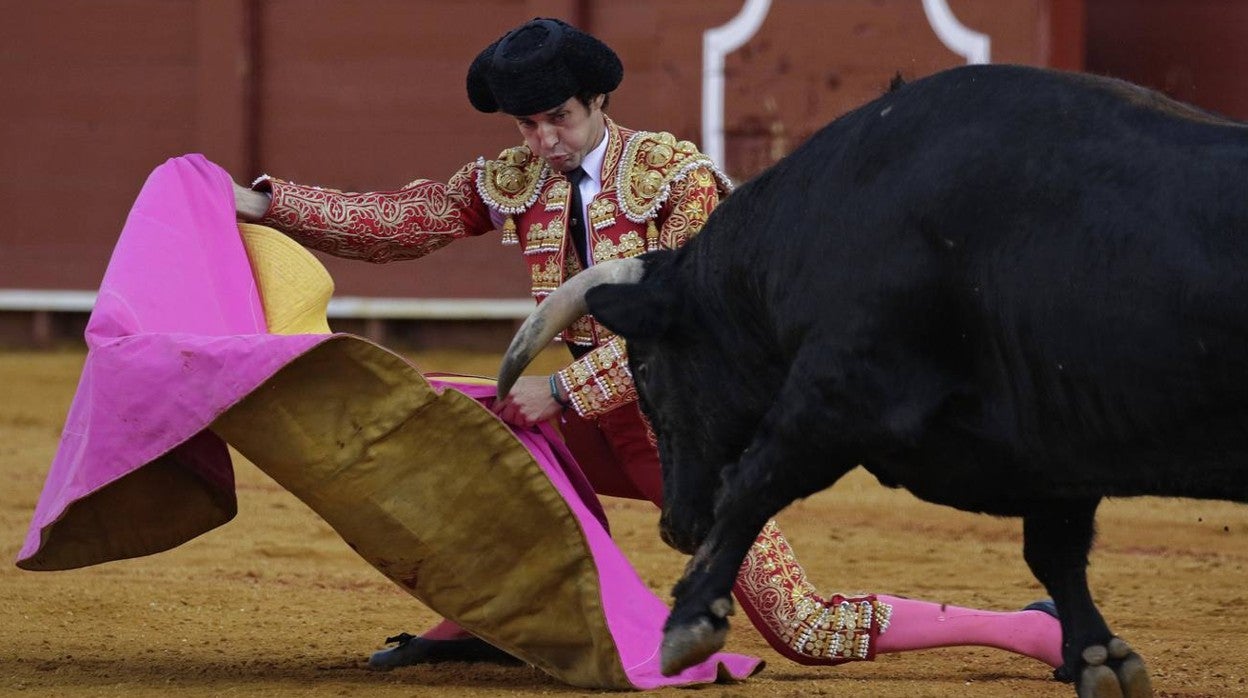 Álvaro Burdiel da la única vuelta al ruedo en la segunda novillada en la Maestranza