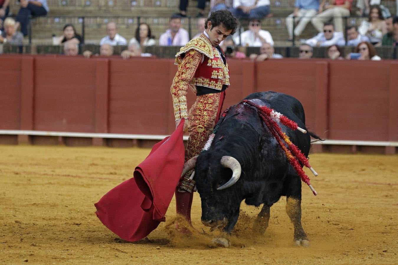 Álvaro Burdiel da la única vuelta al ruedo en la segunda novillada en la Maestranza