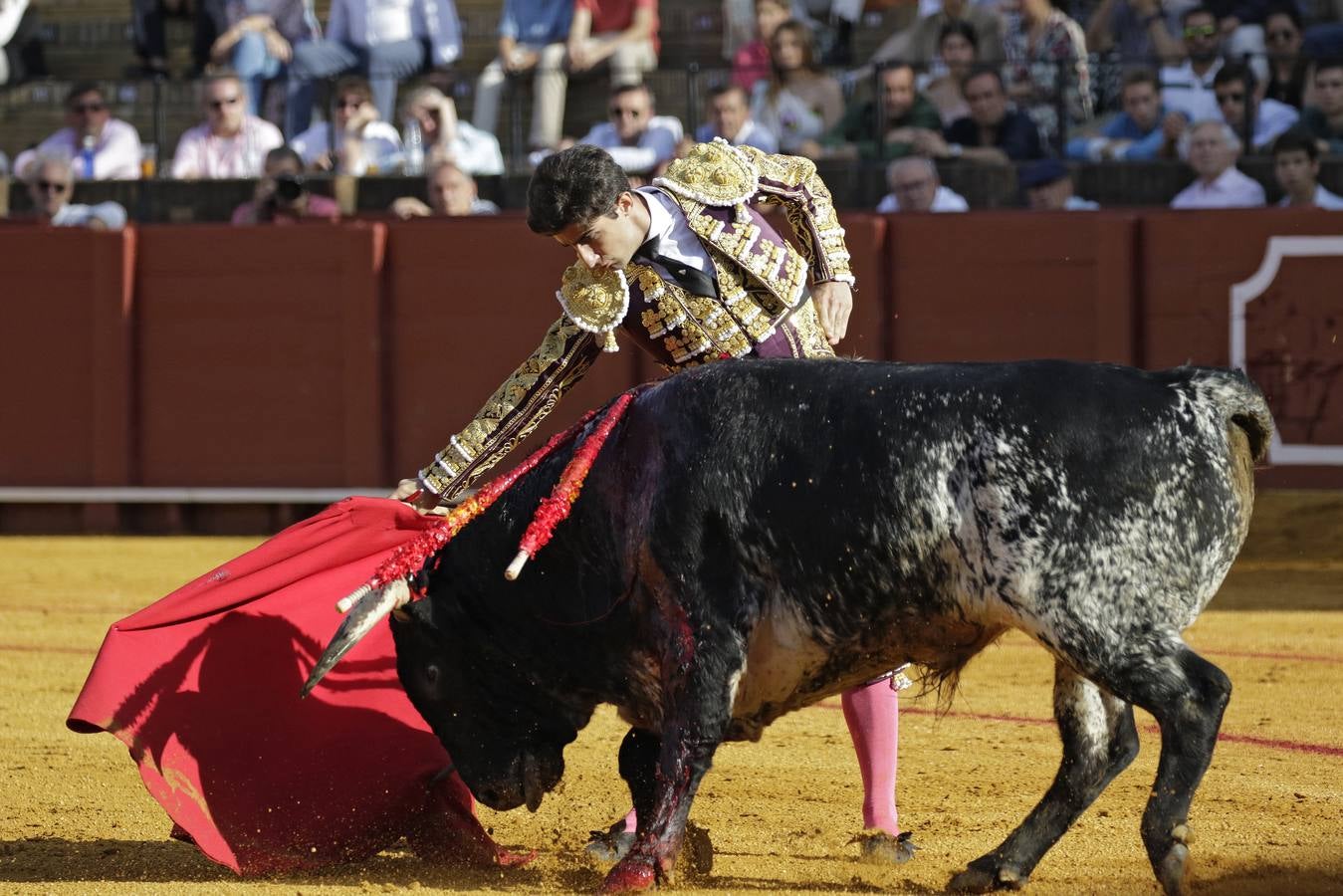 Álvaro Burdiel da la única vuelta al ruedo en la segunda novillada en la Maestranza