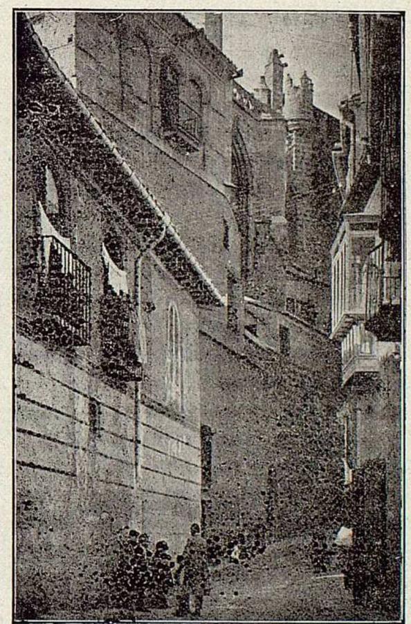 Calle de Sixto Ramón Parro, antes de la Tripería. Fotografía de Narciso Clavería (Toledo. Revista de Arte, 15 de septiembre de 1919).. 