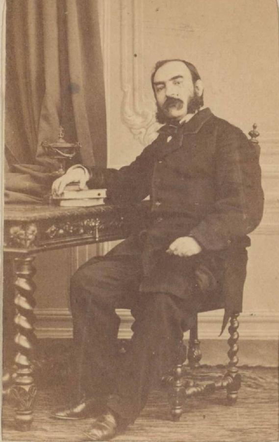 José Amador de los Ríos, autor de Toledo pintoresca (1845), obra utilizada por Parro para la suya. Fotografía de Jean Laurent (1861).. 