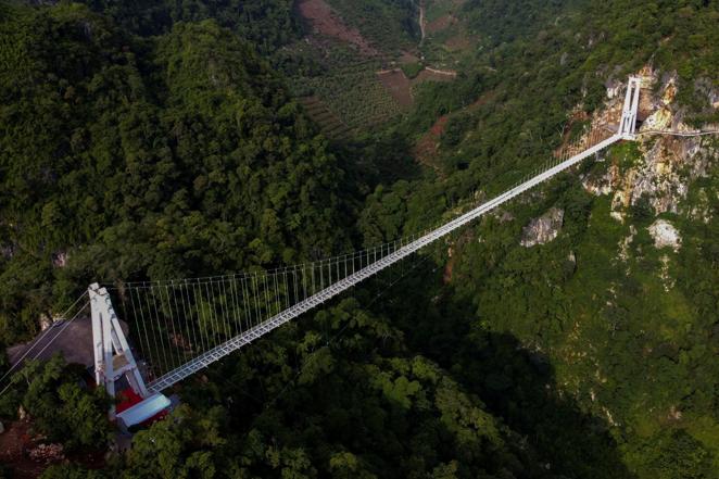 Un diseño especial. El puente de Bach Long, con un total de 632 metros, acaba de ser inaugurado oficialmente en la provincia norvietnamita de Son La. El tramo principal, de 290 metros, salva un desfiladero de 150 metros de altura. Sin embargo, la estructura consta además de un camino de 342 metros que serpentea por el lateral de un acantilado.