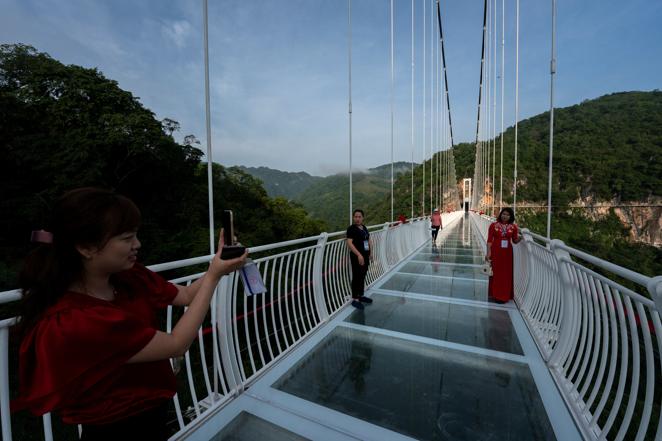 Un puente de récord. Hasta ahora el puente con fondo de vidrio más largo del mundo era el de Qingyuan, en la provincia china de Guangdong, con 562 metros. Este nuevo prodigio ahora abierto al público suma 632 metros divididos en dos tramos: 290 el principal más 342 la pasarela lateral. Así lo reconoció oficialmente Guinness World Records el pasado 28 de mayo. La Official World Record Association ya lo había hecho anteriormente.