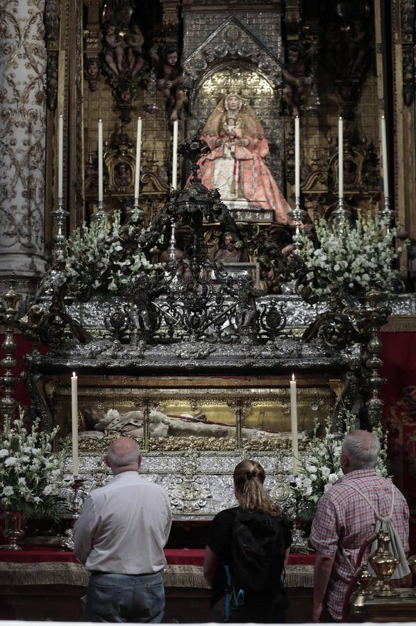 La urna de San Fernando abierta por su festividad en la Catedral de Sevilla