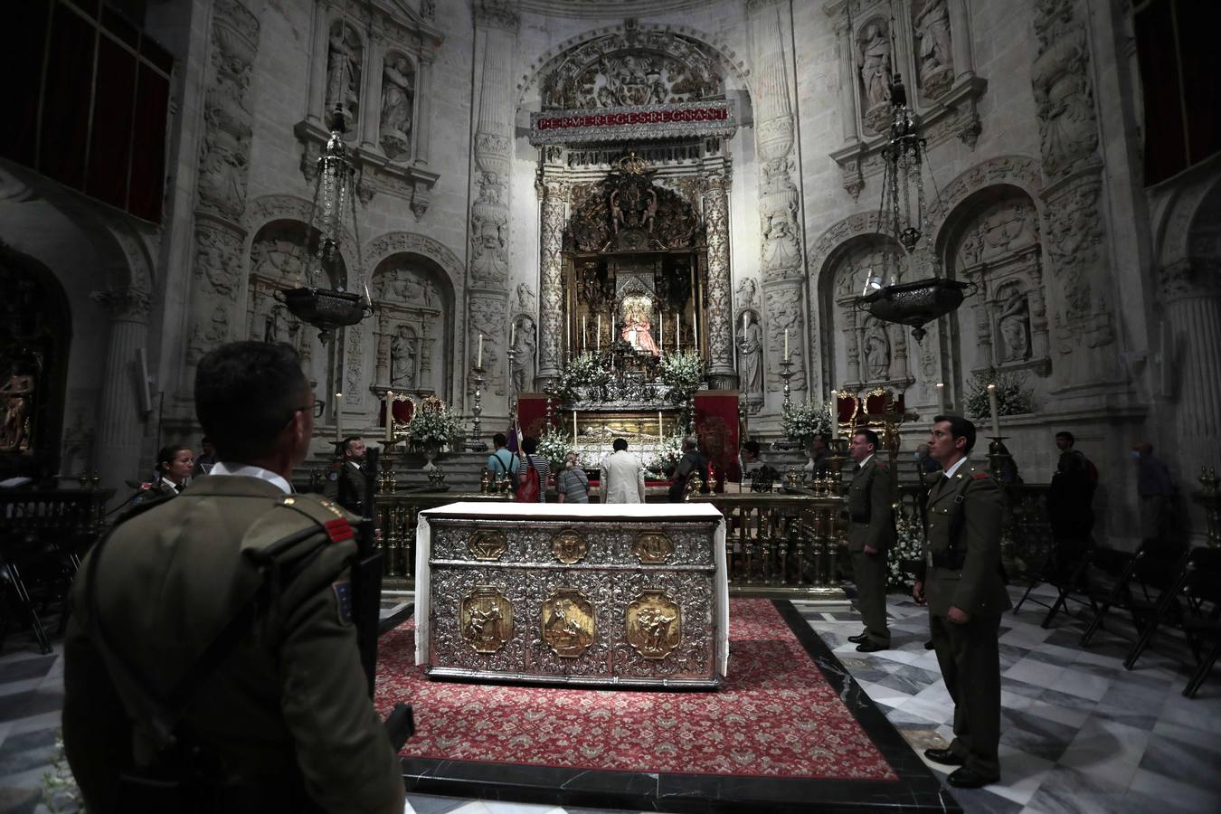 La urna de San Fernando abierta por su festividad en la Catedral de Sevilla