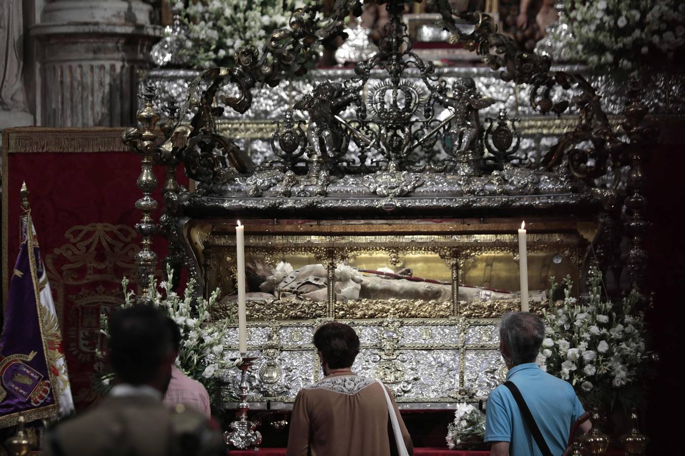 La urna de San Fernando abierta por su festividad en la Catedral de Sevilla