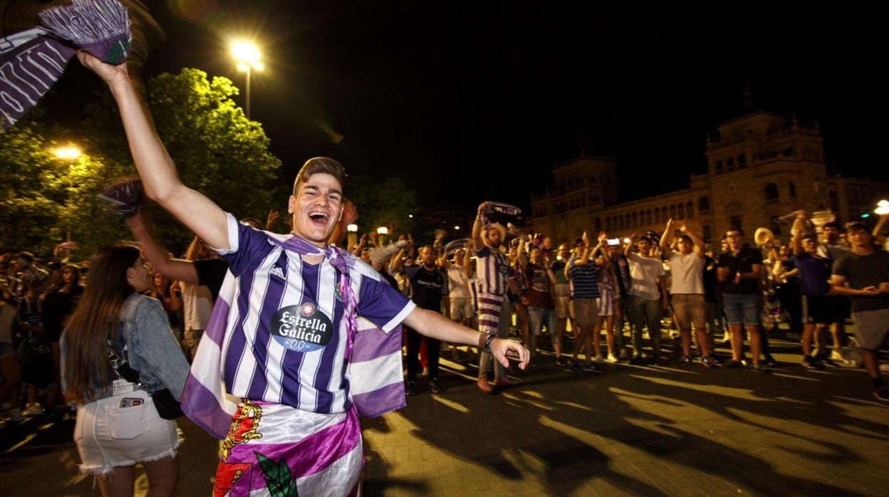 Fiesta en la Plaza de Zorrilla: así celebró la afición el ascenso del Real Valladolid a Primera