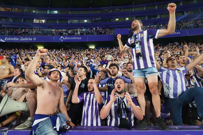 Fiesta en la Plaza de Zorrilla: así celebró la afición el ascenso del Real Valladolid a Primera