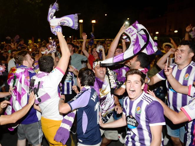 Fiesta en la Plaza de Zorrilla: así celebró la afición el ascenso del Real Valladolid a Primera