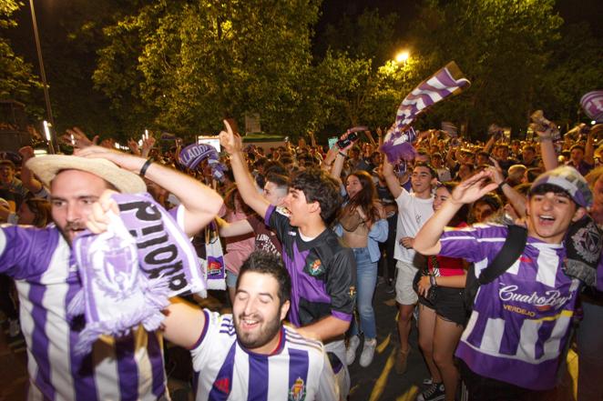 Fiesta en la Plaza de Zorrilla: así celebró la afición el ascenso del Real Valladolid a Primera