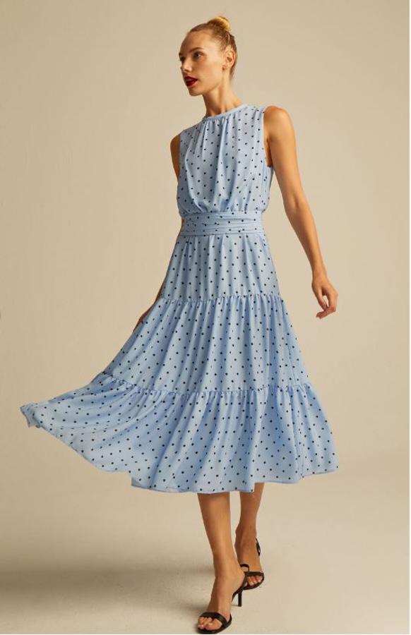 Vestido de &amp; Me Unlimited. Vestido midi de estampado a lunares, con cuello de caja, sin mangas y cinturón plisado al tono. Se realiza por encargo y su precio es de 150€.