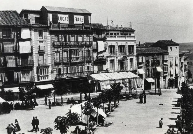 El Café Imperial en la planta baja del número 9 de Zocodover hacia 1910. Al otro lado de la calle, en la misma glorieta, tenía su entoldada marquesina. Fotografía de Rodríguez.. 