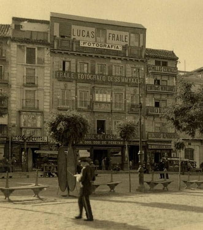 Escena tomada en 1928. En la planta baja ya estaba ubicada, desde 1923, la sucursal bancaria que sucedió al Café Imperial. Fotografía de Loty. 