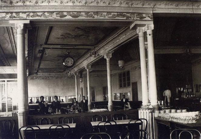 Interior del Café Español, el gran referente de Zocodover ente 1909 y 1988. Fotografía de Rodríguez. Archivo Histórico Provincial de Toledo. 
