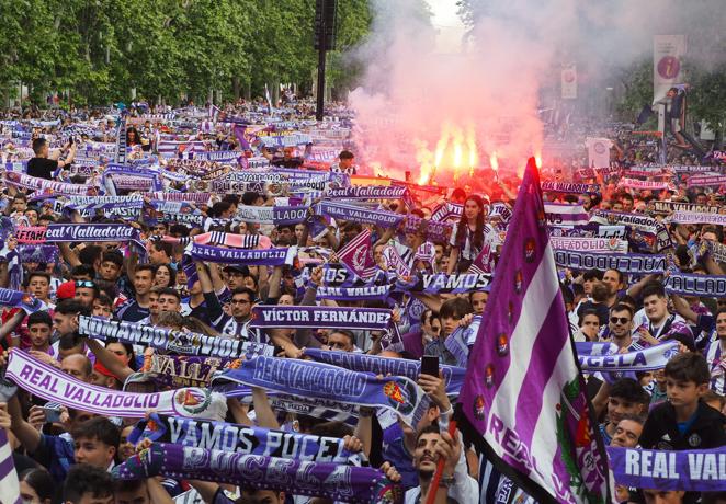 Fotogalería: la afición se vuelca con el Valladolid en la celebración del ascenso