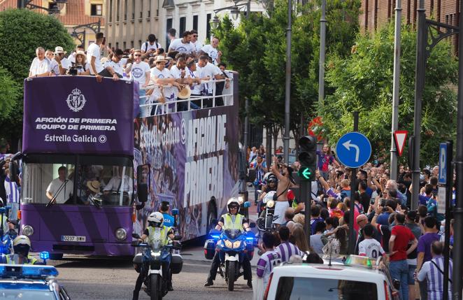 Fotogalería: la afición se vuelca con el Valladolid en la celebración del ascenso