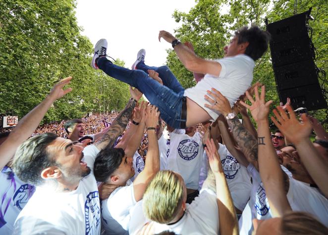 Fotogalería: la afición se vuelca con el Valladolid en la celebración del ascenso