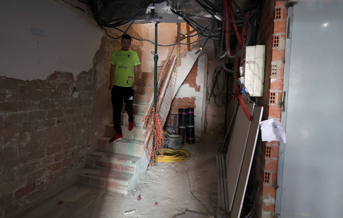 La visita de la consejera de Fomento a la colocación de ascensores en Córdoba, en imágenes