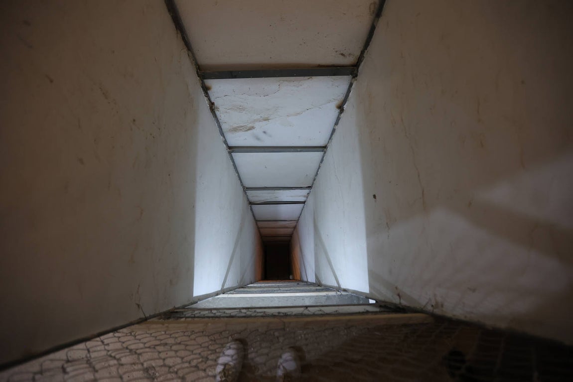 La visita de la consejera de Fomento a la colocación de ascensores en Córdoba, en imágenes