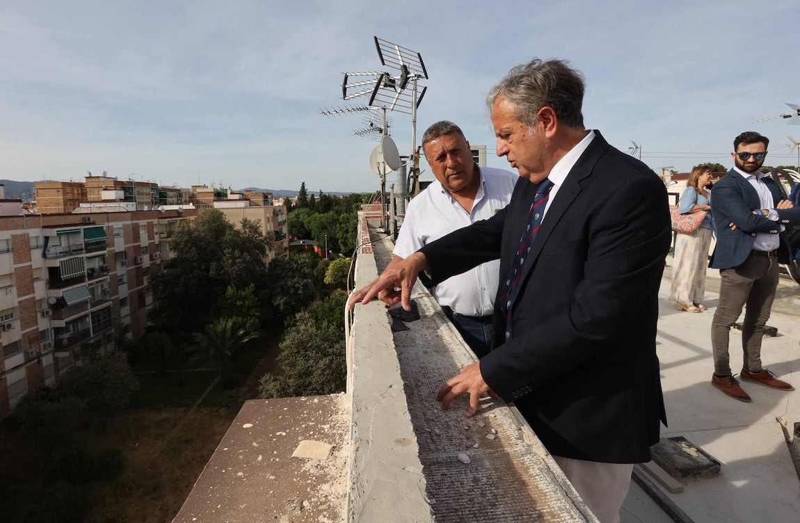 La visita de la consejera de Fomento a la colocación de ascensores en Córdoba, en imágenes
