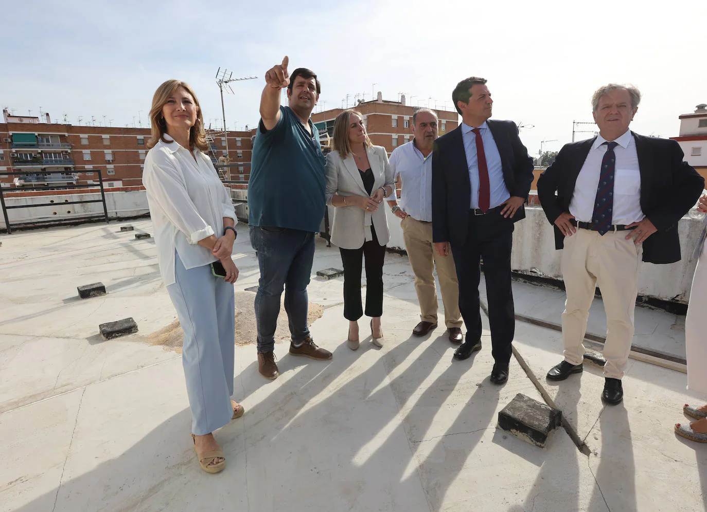 La visita de la consejera de Fomento a la colocación de ascensores en Córdoba, en imágenes